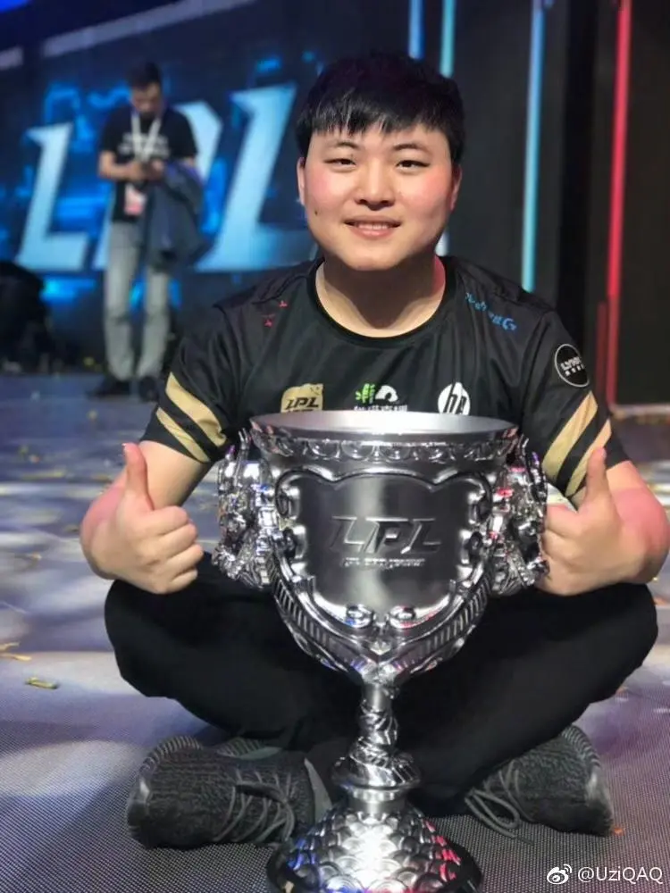 开云体育登录入口Uzi回归赛场，精彩发挥首场状态亮眼，加拿大队观众沸腾！的简单介绍